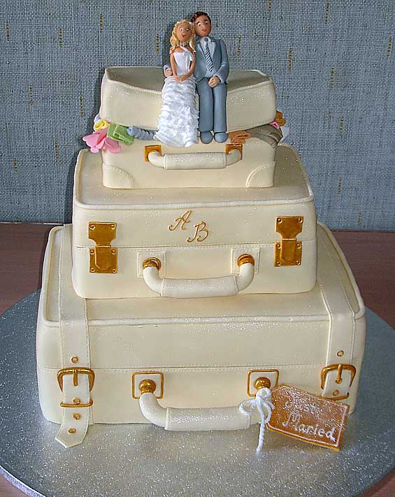 Оригинальный свадебный торт "Посидим на дорожку"