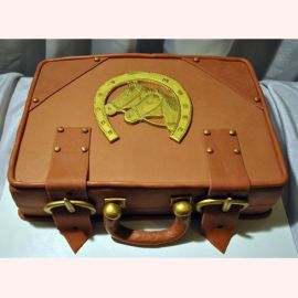 Торт "Золотая подкова на чемодане"