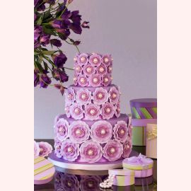 Торт "Фиолетовые цветы с жемчужинами"