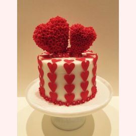 Торт на 14 февраля "Цветочные сердечки"