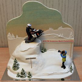 Торт "Спортсмен на снегоходе"