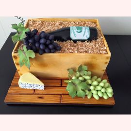 Торт "Бутылочка вина и грозди винограда"