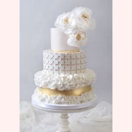 Свадебный торт "Белые рюши и пышные розы"