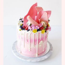 Торт "Розовый Бум из ягод и цветов"