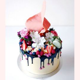 Торт "Сочные ягоды и цветы"