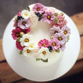 Торт с цветами из крема "Милые цветочки"