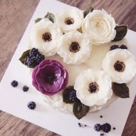 Торт с цветами из крема "Ежевичка и цветочки"
