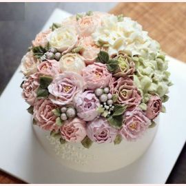 Торт с цветами из крема "Пышный букет нежных цветов"