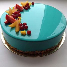 Торт с зеркальным покрытием "Голубой глянец и ягодки"