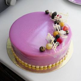 Торт с зеркальной глазурью "Сиреневый глянец и ягодки"