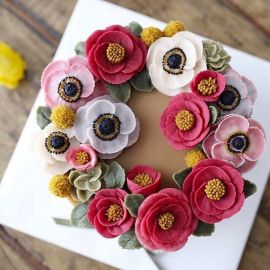 Торт с цветами из крема "Бархатцы"