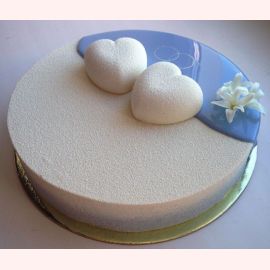 Торт с велюровым покрытием "Белые велюровые сердца"