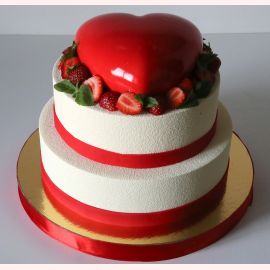 Торт с велюровым покрытием "Глянцевое сердце и клубничка"
