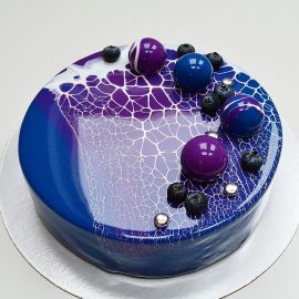 Новогодний торт 2022 "Фиолетовый глянец и шары"