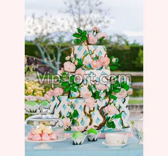 Свадебный торт "Ветка с розовыми бутонами"