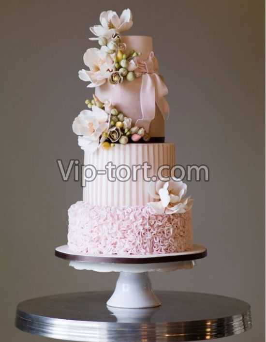 Торт "Нежно-розовые рюши и цветы"