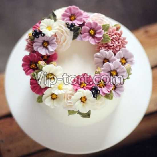 Торт с цветами из крема "Милые цветочки"