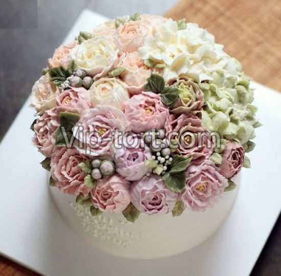 Торт с цветами из крема "Пышный букет нежных цветов"