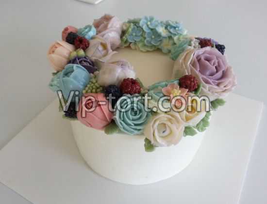 Торт с цветами из крема "Ягодки на цветочках"