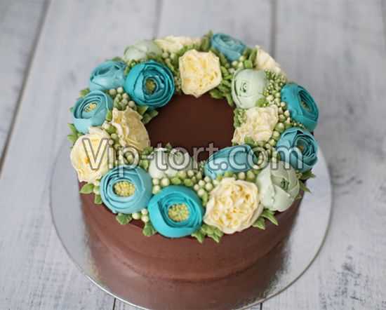 Торт с цветами из крема "Цветы на шоколадных сливках"