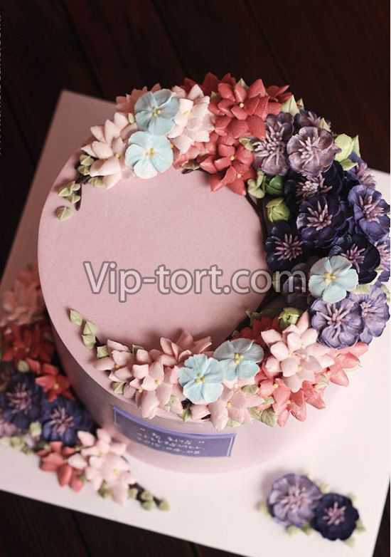 Торт с цветами из крема  "Красота маленьких цветов"