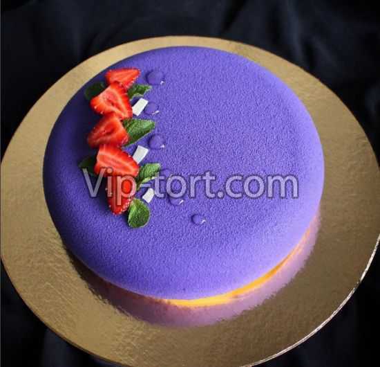 Торт с велюровым покрытием "Фиолетовый с клубникой"