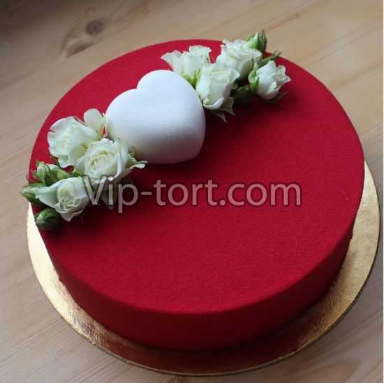 Торт с велюровым покрытием "Красный велюр и белые розы"