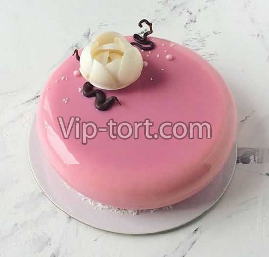 Торт с покрытием гляссаж "Розовый глянец и белый цветок"