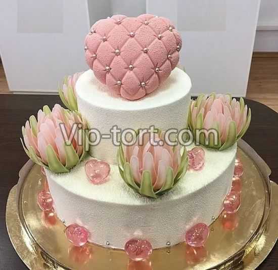 Торт с велюровым покрытием "Бархатное и карамельные сердца"