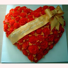 Торт "Сердце из алых роз"