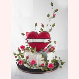 Торт на День влюбленных "Сердце на ветвях розы"