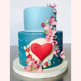 Торт на 14 февраля "Цветочный ярус и сердце"