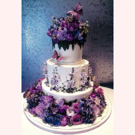 Торт "Фиолетовые розы и бабочки"