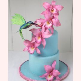 Свадебный торт "Колибри и розовые цветы"