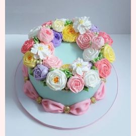 Торт с цветами из крема "Нежный букет цветов"