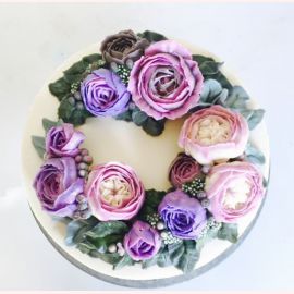 Торт с цветами из крема "Куст сиреневых роз"