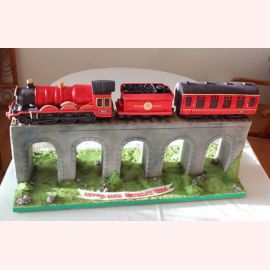 Торт "Красный поезд и мост"