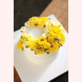 Торт с цветами из крема "Солнечные хризантемы"