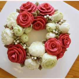 Торт с цветами из крема "Красно-белая композиция"