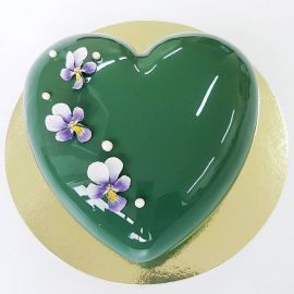 Торт с покрытием гляссаж "Сердце фисташкового цвета"