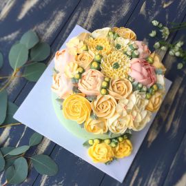 Торт с цветами из крема "Ярко-желтая композиция"