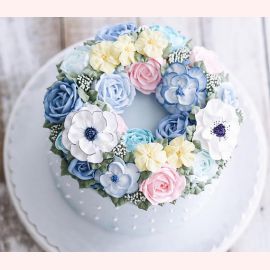 Торт с цветами из крема "Небесные оттенки"