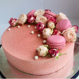 Торт с велюровым покрытием "Розовый велюр и макаруны"