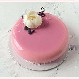 Торт с покрытием гляссаж "Розовый глянец и белый цветок"