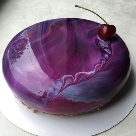 Торт с мраморным покрытием "Одинокая вишенка"