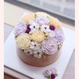 Торт с цветами из крема "Сиренево-бежевая композиция"